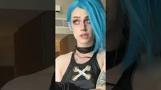 Little Misfortune fits so well with Jinx 😭😂 #cosplay #jinx #leagueoflegends #arcane