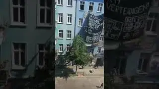 В Германии жители сквота решили, что их выселяют &mdash; и дали отпор полиции около 60 ранено