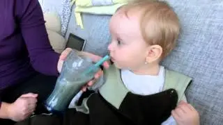 10 month old baby drinks smoothie with straw - 10 mesacne dieta pije smoothie cez slamku