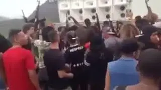 Baile funk no Rio de Janeiro traficante de fuzil