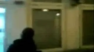 Schuschu öffnet rolladen mit einer hand