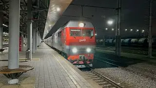 Тепловоз «Тапок» ТЭП70БС-021 с пасс.поездом на ст.Ярославль-Главный, ноябрь 2025 года