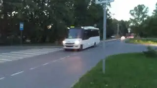 Заказной автобус Foxbus прибывает на остановку Больница
