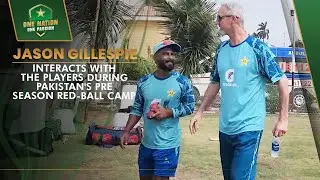 Jason Gillespie interacts with the players during Pakistan's pre-season red-ball camp | PCB | MA2A