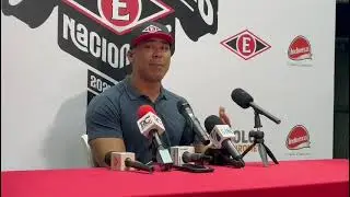 Carlos Peña habla en rueda de prensa en los entrenamientos de los Leones del Escogido previo al J1