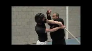 Zelfverdediging: Jeet Kune Do - verdediging tegen een dubbelhandige stokaanval