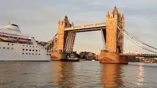 Ship passing through Tower Bridge at London time lapse full HD video