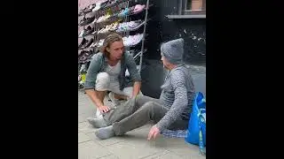 Respeto. Vendedor ayuda a persona sin hogar #shorts #short #espa&ntilde;ol
