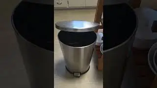 Trash can lid fixed