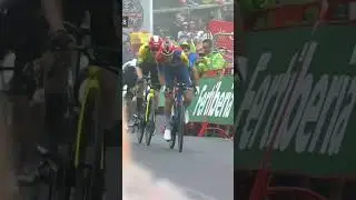 Jonas Vingegaard on the line! 😱 The Dane takes Stage 2 at La Vuelta just ahead of Giulio Ciccone.