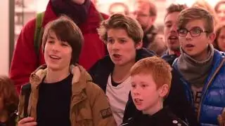 Flashmob der Essener Domsingknaben in der Rathaus Galerie