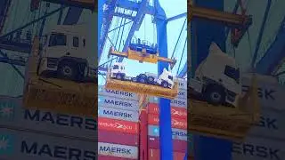 Watch How TRUCKS Unload From a Massive Cargo Container Ship! #ship #cargoship #cargocontainer