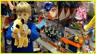 Children's Toy Store. a lot of toys. Kids Shopping. Video for children