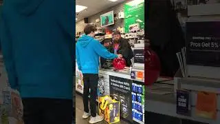 Я пытаюсь продать игровую сферу в GameStop, но на этот раз он не вызывает полицию.