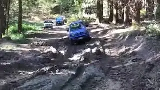 Suzuki Jimny passaggio nel fango strada forestale