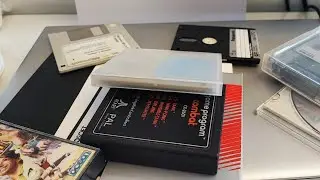 Mostrando disquetes y dispositivos de almacenamiento antiguos