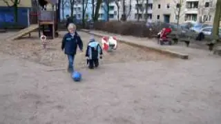 Alexander Clark   auf dem Spielplatz