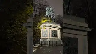 памятник  Петру I, скульптор Бартоломео Карло Растрелли и его сыном в 40-е годы XVIII века.