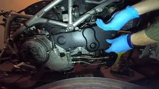 Montaggio cartelle distribuzione e vaschetta recupero vapori olio Ducati 999/749