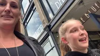 Djamila krijgt 2de oorbel gaatje