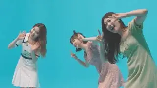 Yeojin proclaims her love for Choerry while singing Yummy-Yummy