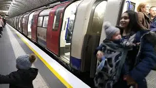 London Underground Northern Line 1995 Stock Trains At Old Street 1 December 2023