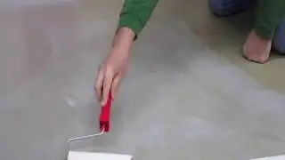 Application du Masters Vernis PU Ecodur sur un sol en b&eacute;ton liss&eacute;
