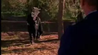 Windom Earle deguis&eacute; en chevale attaque le Major Briggs....