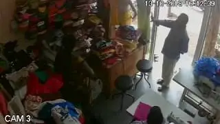 must watch bulk sarees theft in shop