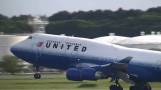 United Airlines Boeing 747-422 N199UA Take off at Narita