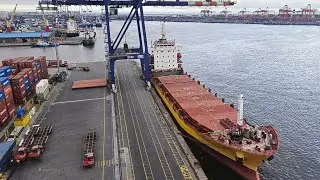 Unloading Span Asia Ship &ndash; Watch the Hatch Cover in Action!