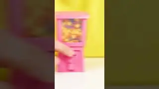 Жевательная резинка из маленького автомата.