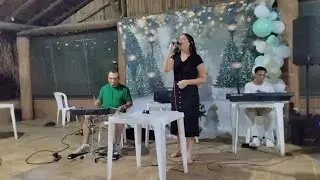 A cura. Jacqueline louvando a Deus no Natal dos Anjos no S&iacute;tio P&ocirc;r-do-Sol. 26/12/25.