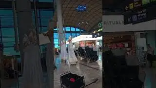 Alicante airport, festive , Angels dance