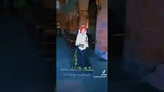 Teresa Garau show.   va' che bella che sono vestita in costume sardo.
