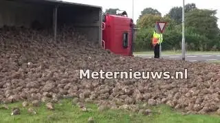Vrachtwagen met bieten gekanteld Hoogersmilde