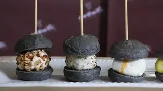 Sandwich di pane nero al carbone vegetale con baccal&agrave; mantecato