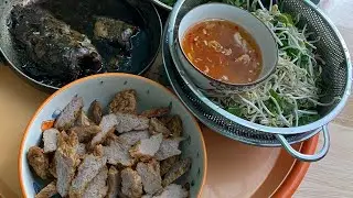 Món ăn hôm nay của hai mẹ con là bún trả cá