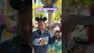 Пары делают покупки в Диснее!