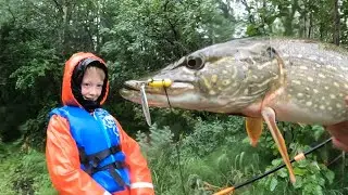 Ловля северной щуки, ловля, очистка и приготовление на Аляске - эти щуки кишат ПИЯВКАМИ!!!