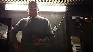 Suona chitarra con la base dei Teppisti dei sogni 