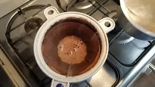 HACIENDO CAF&Eacute; CON COLADOR DE TELA #cafe #comida #cocinando #venezuela