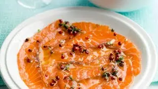 Gemarineerde rauwe zalm met aardappel in de schil in zoutkorst