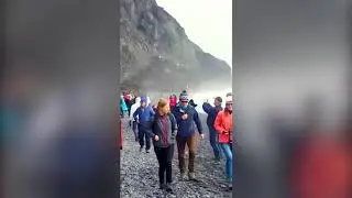 Fer&eth;amenn fara um Reynisfj&ouml;ru eftir lokun