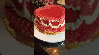 #cakesbylucky #cakedecorating #redandwhite #vintagecake #free #falisteen