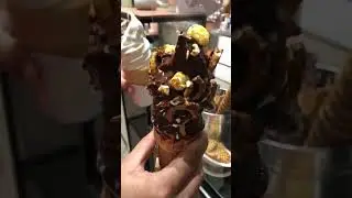 Soft serve ice cream cone 🍦 in Candiac, Quebec #shorts #dessert