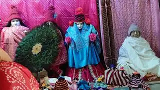 জয় রাধামাধব কুঞ্জবিহারী গোপীজনবল্লভ গিরিবরধারী যশোদানন্দন ব্রজজনরঞ্জন জামুনতীর বনচারী শ্রীরাধেকৃষ্ণ