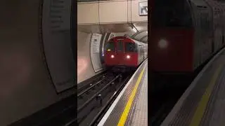LONDON UNDERGROUND TRAIN SATISFYING HORN SOUND | SHORT #shorts #viral #trending #viralvideo #london