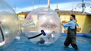 Crawling on the water with Giant Bubble Ball 🏐 | N&uuml;rnberger Volksfest 🇩🇪