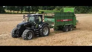 Case Puma 240 beim Pferdemist streuen